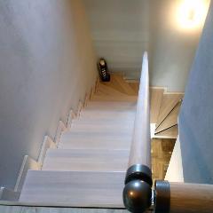 Лестница из цельноламельного бука для квартиры