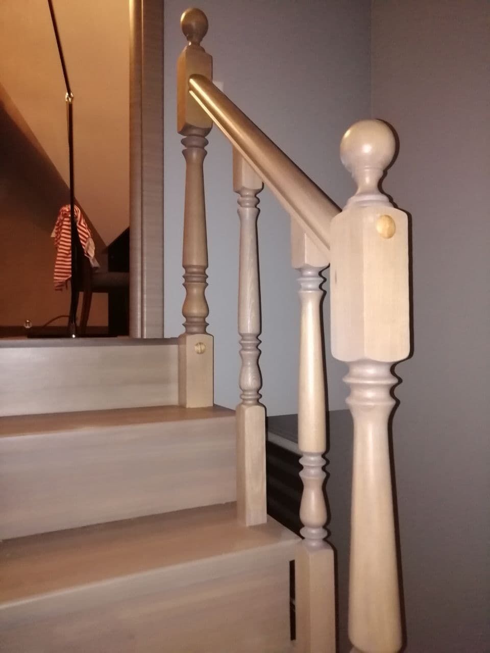Для чего нужны балясины на лестнице?