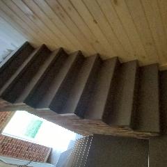Ступень из цельноламельной лиственницы для лестницы в гостиной 1090х300х40