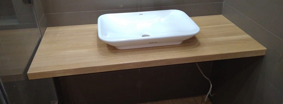 Столешница из цельноламельного дуба для ванной комнаты 1200*500*40