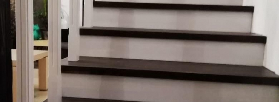 Лестница из сращенной лиственницы для коворкинга 1260х330х40